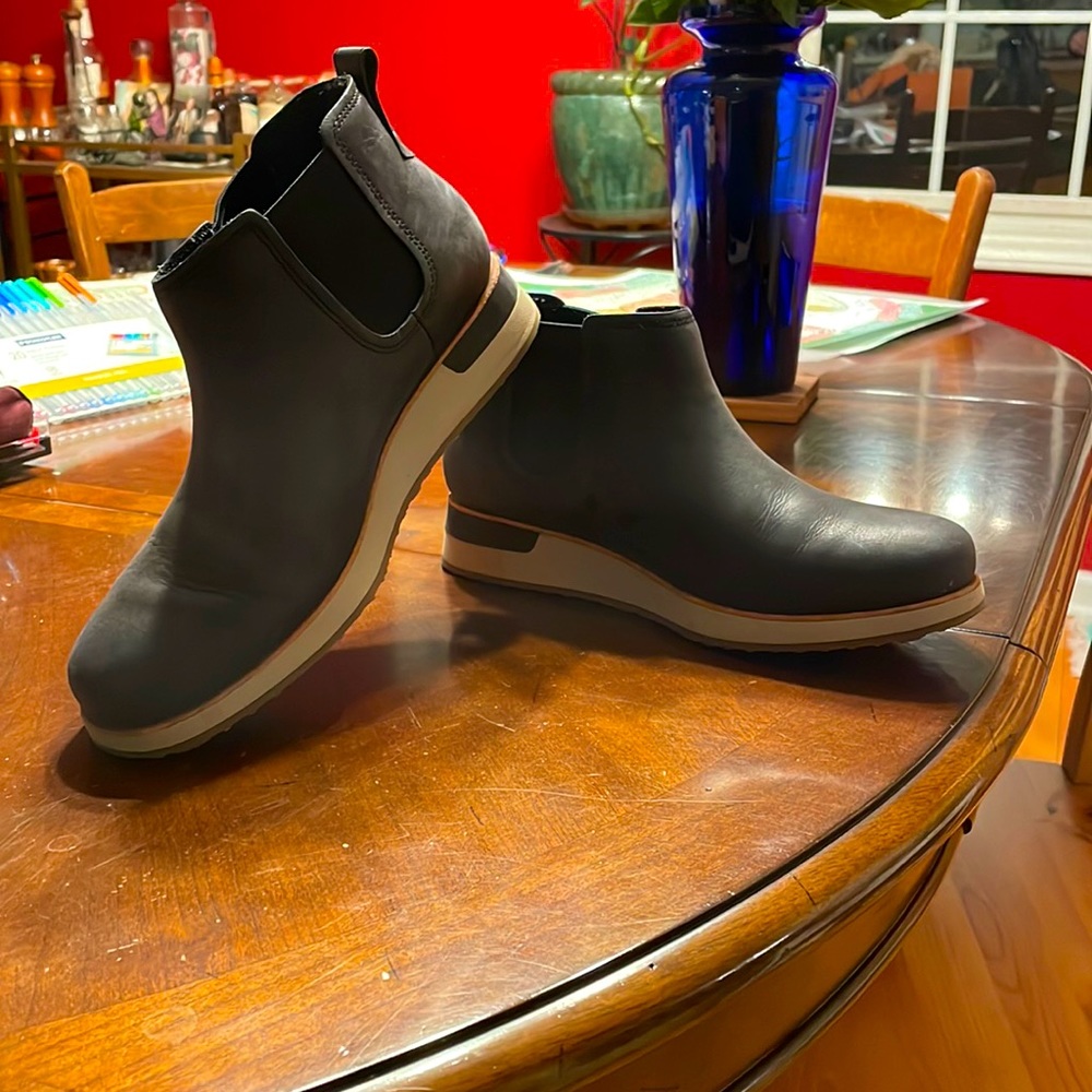 BRAND NEW Women's Black Merrell Roam Chelsea Boots- Water Resistant- Size 8 1/2